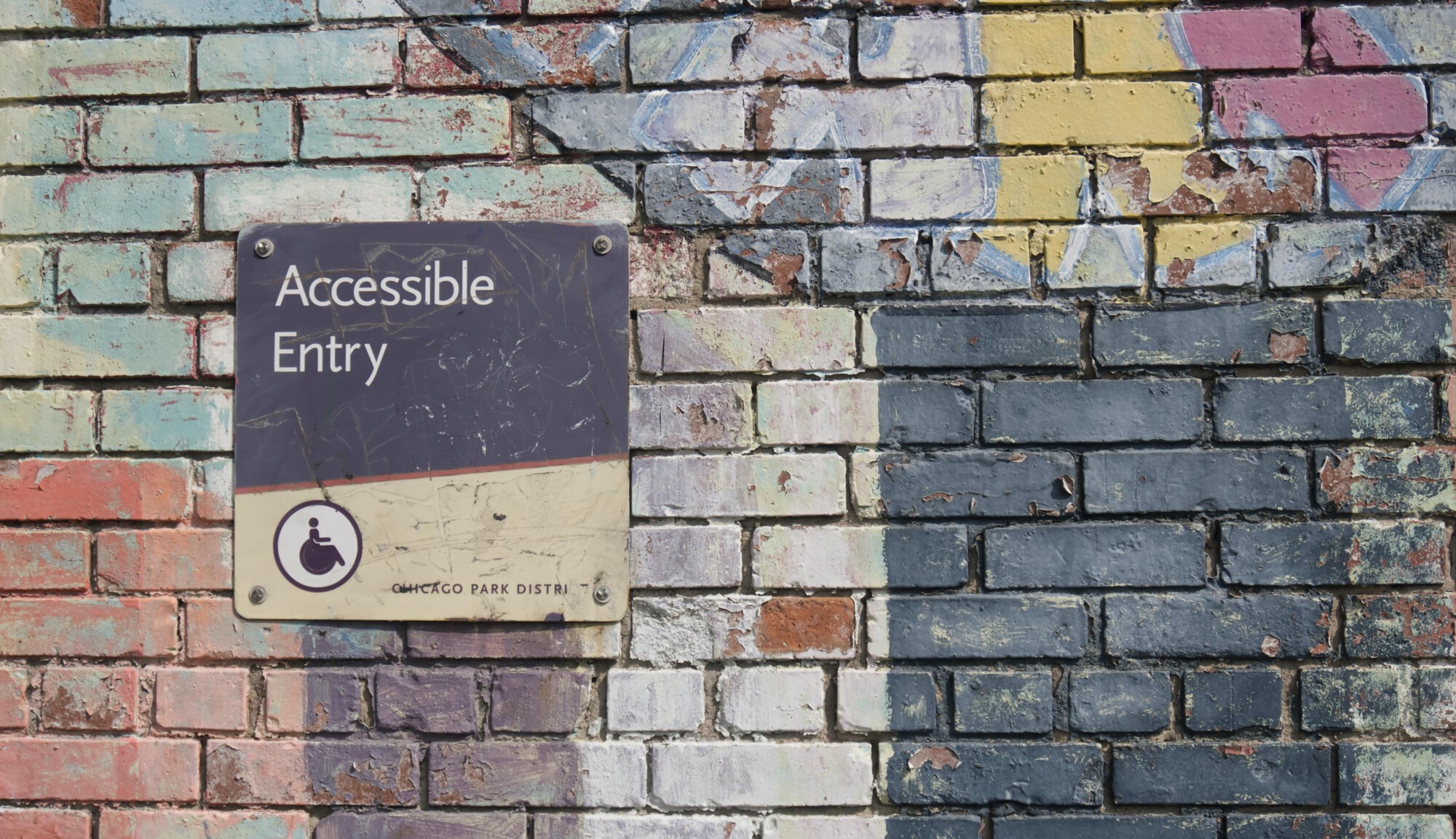 Backsteinwand mit Accessible Entry Schild