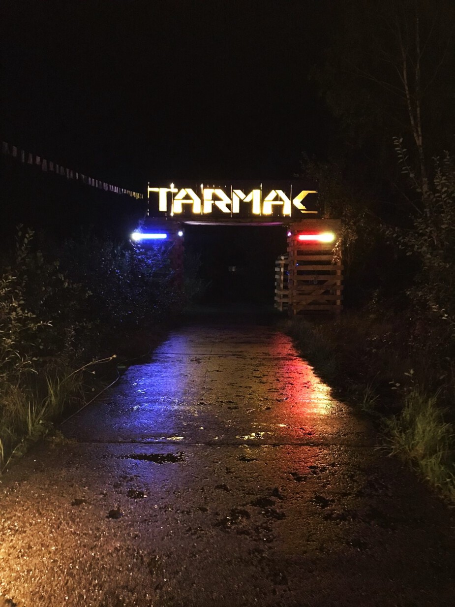 Logo des Tarmacfestivals bei Nacht
