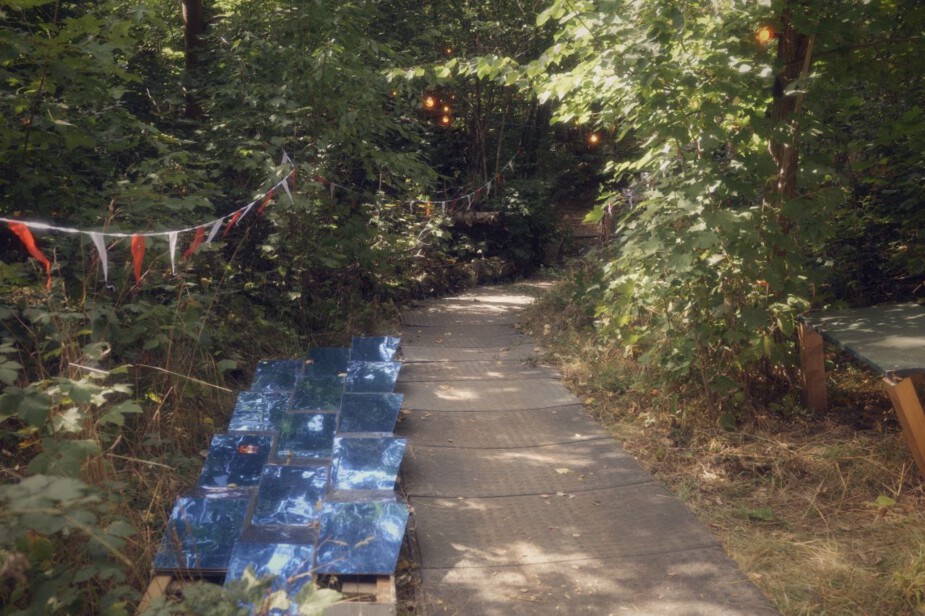 The path to “Vacanca” has been widened. The path can be seen laid out with heavy-duty mats.