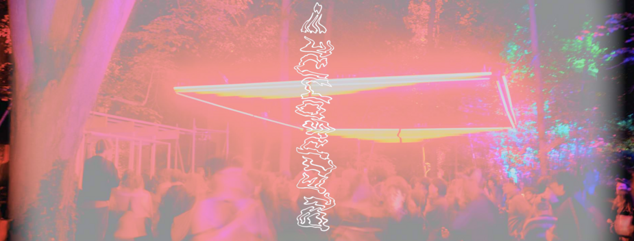 Bunte Festival-Nachtszene im Wald: verschwommene Menschenmenge unter neonfarbenen Lichtstreifen, rosaroter Farbnebel; mittig steht das vertikale blechsonne-Logo in Weiß mit dem Text Blechsonne.